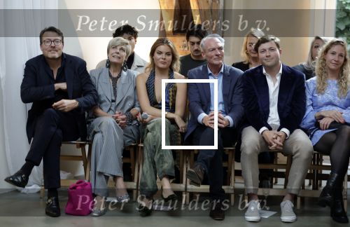 Amsterdam 18 september 2025
Prinses Eloise organiseert samen met Attire Amsterdam en My Lima Lima een modeshow . Haar ouders, Prins Constantijn en moeder Prinses Laurentien zijn natuurlijk aanwezig .