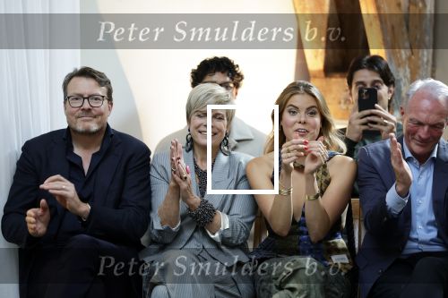 Amsterdam 18 september 2025
Prinses Eloise organiseert samen met Attire Amsterdam en My Lima Lima een modeshow . Haar ouders, Prins Constantijn en moeder Prinses Laurentien zijn natuurlijk aanwezig .