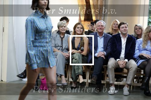 Amsterdam 18 september 2025
Prinses Eloise organiseert samen met Attire Amsterdam en My Lima Lima een modeshow . Haar ouders, Prins Constantijn en moeder Prinses Laurentien zijn natuurlijk aanwezig .