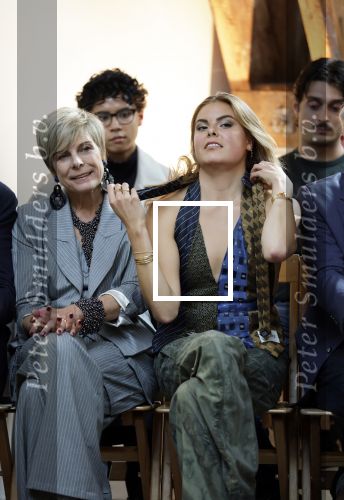 Amsterdam 18 september 2025
Prinses Eloise organiseert samen met Attire Amsterdam en My Lima Lima een modeshow . Haar ouders, Prins Constantijn en moeder Prinses Laurentien zijn natuurlijk aanwezig .