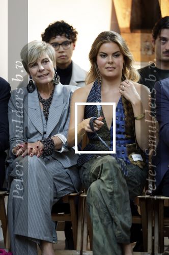 Amsterdam 18 september 2025
Prinses Eloise organiseert samen met Attire Amsterdam en My Lima Lima een modeshow . Haar ouders, Prins Constantijn en moeder Prinses Laurentien zijn natuurlijk aanwezig .