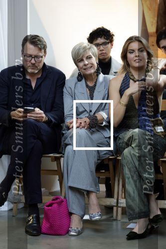 Amsterdam 18 september 2025
Prinses Eloise organiseert samen met Attire Amsterdam en My Lima Lima een modeshow . Haar ouders, Prins Constantijn en moeder Prinses Laurentien zijn natuurlijk aanwezig .