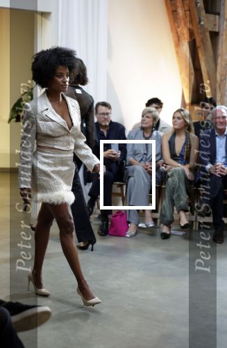 Amsterdam 18 september 2025
Prinses Eloise organiseert samen met Attire Amsterdam en My Lima Lima een modeshow . Haar ouders, Prins Constantijn en moeder Prinses Laurentien zijn natuurlijk aanwezig .