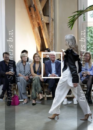 Amsterdam 18 september 2025
Prinses Eloise organiseert samen met Attire Amsterdam en My Lima Lima een modeshow . Haar ouders, Prins Constantijn en moeder Prinses Laurentien zijn natuurlijk aanwezig .