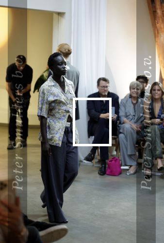 Amsterdam 18 september 2025
Prinses Eloise organiseert samen met Attire Amsterdam en My Lima Lima een modeshow . Haar ouders, Prins Constantijn en moeder Prinses Laurentien zijn natuurlijk aanwezig .