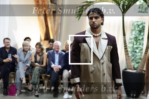 Amsterdam 18 september 2025
Prinses Eloise organiseert samen met Attire Amsterdam en My Lima Lima een modeshow . Haar ouders, Prins Constantijn en moeder Prinses Laurentien zijn natuurlijk aanwezig .