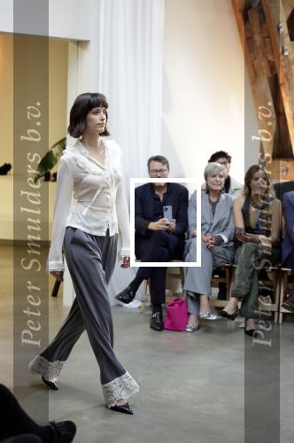 Amsterdam 18 september 2025
Prinses Eloise organiseert samen met Attire Amsterdam en My Lima Lima een modeshow . Haar ouders, Prins Constantijn en moeder Prinses Laurentien zijn natuurlijk aanwezig .