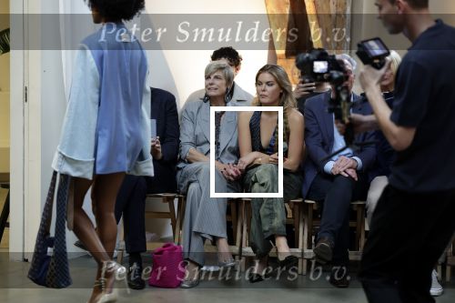 Amsterdam 18 september 2025
Prinses Eloise organiseert samen met Attire Amsterdam en My Lima Lima een modeshow . Haar ouders, Prins Constantijn en moeder Prinses Laurentien zijn natuurlijk aanwezig .