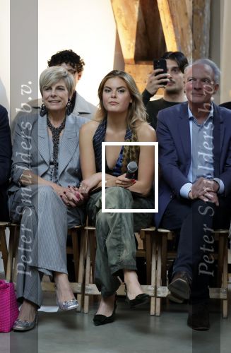 Amsterdam 18 september 2025
Prinses Eloise organiseert samen met Attire Amsterdam en My Lima Lima een modeshow . Haar ouders, Prins Constantijn en moeder Prinses Laurentien zijn natuurlijk aanwezig .