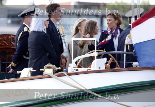 Amsterdam 24 augustus 202
Prins Maurits en Prinses MarilÃ¨ne hebben drie kinderen: Anna (geboren in 2001), Lucas (geboren in 2002), en Felicia (geboren in 2005). Hun volledige achternaam is Van Lippe-Biesterfeld van Vollenhoven . Prins Maurits neemt met zijn gezin de Vlootschouw af tijdens de laatste dag van Sail. Ze varen met de Groene Draeck.