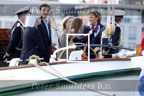 Amsterdam 24 augustus 202
Prins Maurits en Prinses MarilÃ¨ne hebben drie kinderen: Anna (geboren in 2001), Lucas (geboren in 2002), en Felicia (geboren in 2005). Hun volledige achternaam is Van Lippe-Biesterfeld van Vollenhoven . Prins Maurits neemt met zijn gezin de Vlootschouw af tijdens de laatste dag van Sail. Ze varen met de Groene Draeck.