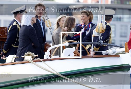 Amsterdam 24 augustus 202
Prins Maurits en Prinses MarilÃ¨ne hebben drie kinderen: Anna (geboren in 2001), Lucas (geboren in 2002), en Felicia (geboren in 2005). Hun volledige achternaam is Van Lippe-Biesterfeld van Vollenhoven . Prins Maurits neemt met zijn gezin de Vlootschouw af tijdens de laatste dag van Sail. Ze varen met de Groene Draeck.