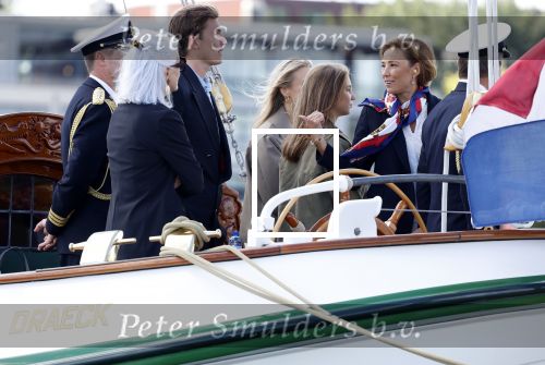Amsterdam 24 augustus 202
Prins Maurits en Prinses MarilÃ¨ne hebben drie kinderen: Anna (geboren in 2001), Lucas (geboren in 2002), en Felicia (geboren in 2005). Hun volledige achternaam is Van Lippe-Biesterfeld van Vollenhoven . Prins Maurits neemt met zijn gezin de Vlootschouw af tijdens de laatste dag van Sail. Ze varen met de Groene Draeck.