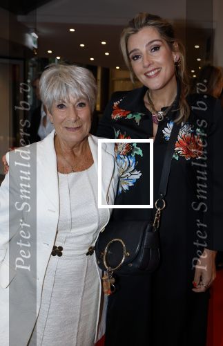 Amsterdam 12 september 2025
Uitreiking Cinemusic Rembrandt Oeuvre Award - tijdens The Night Of Cinemusic in het Concertgebouw. Jeroen Krabbe krijgt Ouvre prijs uit handen van Rene Mioch . Tina de Bruin met haar schoonmoeder Puck Croiset