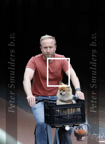 Haarlem 31 augustus 2025
Raymond Mens met hondje op de fiets in het centrum van Haarlem .