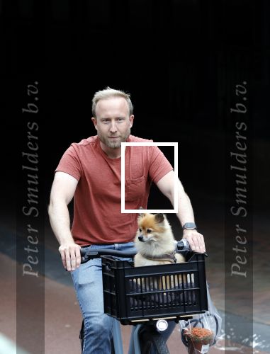 Haarlem 31 augustus 2025
Raymond Mens met hondje op de fiets in het centrum van Haarlem .