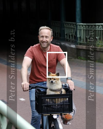Haarlem 31 augustus 2025
Raymond Mens met hondje op de fiets in het centrum van Haarlem .