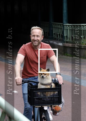 Haarlem 31 augustus 2025
Raymond Mens met hondje op de fiets in het centrum van Haarlem .