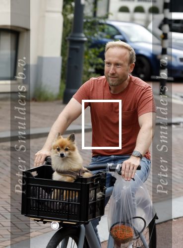 Haarlem 31 augustus 2025
Raymond Mens met hondje op de fiets in het centrum van Haarlem .