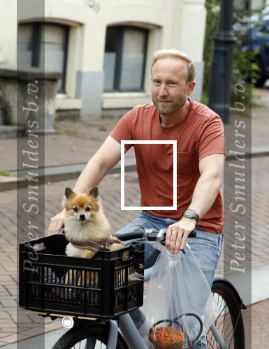 Haarlem 31 augustus 2025
Raymond Mens met hondje op de fiets in het centrum van Haarlem .