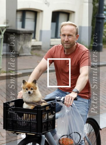 Haarlem 31 augustus 2025
Raymond Mens met hondje op de fiets in het centrum van Haarlem .