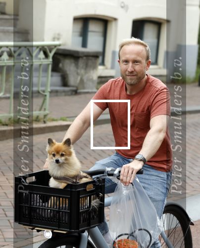 Haarlem 31 augustus 2025
Raymond Mens met hondje op de fiets in het centrum van Haarlem .