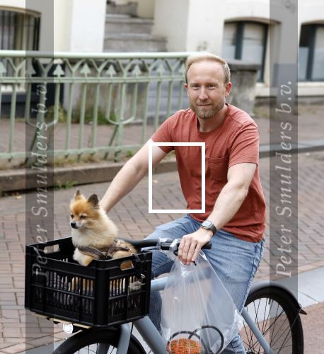 Haarlem 31 augustus 2025
Raymond Mens met hondje op de fiets in het centrum van Haarlem .