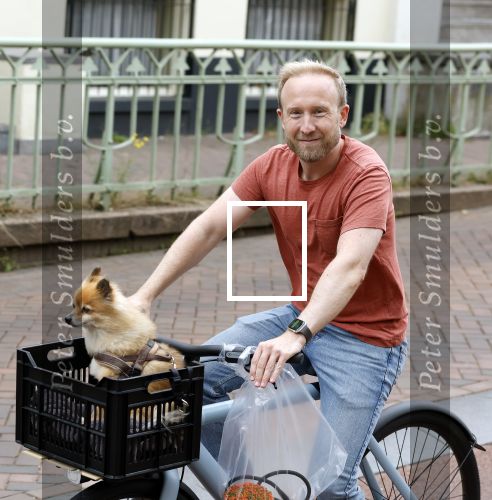 Haarlem 31 augustus 2025
Raymond Mens met hondje op de fiets in het centrum van Haarlem .