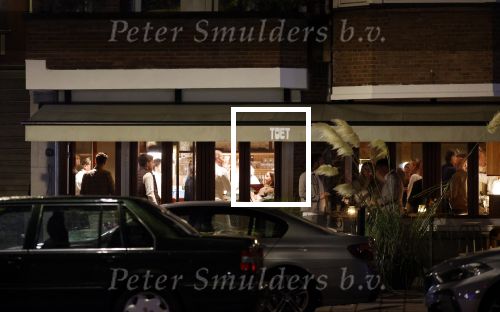 Amsterdam 11 september 2025
Linda de Mol Jeroen Rietbergen Noa Vahle Julian Vahle en zijn vriendin Chelsea Weimar zijn gezellig uitetetn in de nieuwe Hotspot van Amsterdam Restaurant Toet . Ook Ruud Gullit en zijn vriendin Karin de Rooij waren aanwezig .