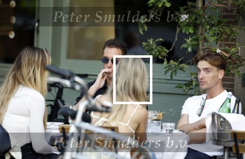 Amsterdam 27 junim 2025
Robbert Rodenburg met Jutta Leerdam  en vrienden op terras in het centrum van Amsterdam