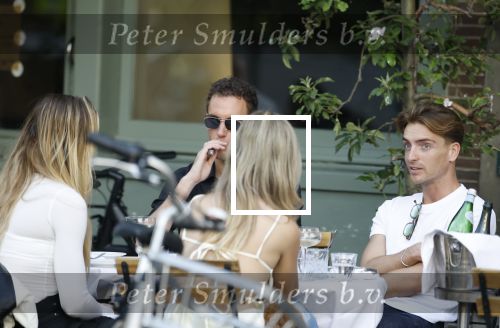 Amsterdam 27 junim 2025
Robbert Rodenburg met Jutta Leerdam  en vrienden op terras in het centrum van Amsterdam