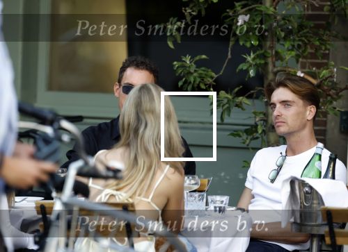 Amsterdam 27 junim 2025
Robbert Rodenburg met Jutta Leerdam  en vrienden op terras in het centrum van Amsterdam
