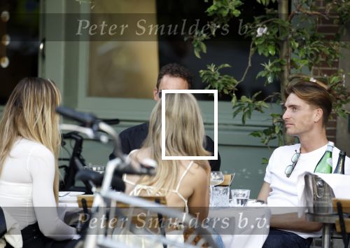 Amsterdam 27 junim 2025
Robbert Rodenburg met Jutta Leerdam  en vrienden op terras in het centrum van Amsterdam