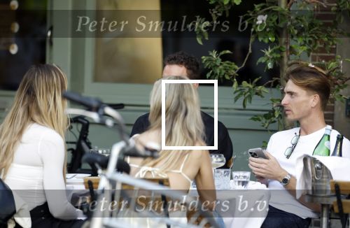 Amsterdam 27 junim 2025
Robbert Rodenburg met Jutta Leerdam  en vrienden op terras in het centrum van Amsterdam