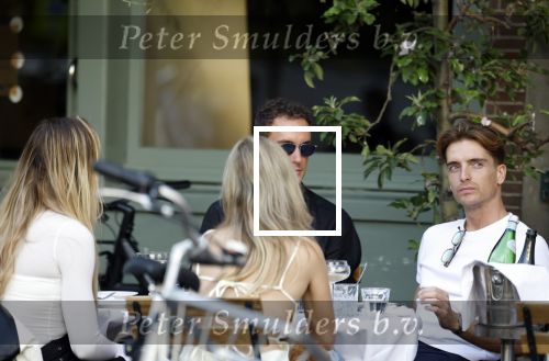 Amsterdam 27 junim 2025
Robbert Rodenburg met Jutta Leerdam  en vrienden op terras in het centrum van Amsterdam