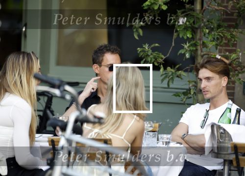 Amsterdam 27 junim 2025
Robbert Rodenburg met Jutta Leerdam  en vrienden op terras in het centrum van Amsterdam