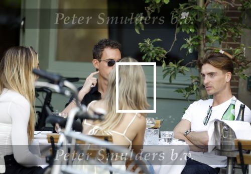 Amsterdam 27 junim 2025
Robbert Rodenburg met Jutta Leerdam  en vrienden op terras in het centrum van Amsterdam