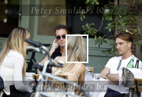 Amsterdam 27 junim 2025
Robbert Rodenburg met Jutta Leerdam  en vrienden op terras in het centrum van Amsterdam