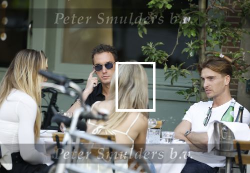 Amsterdam 27 junim 2025
Robbert Rodenburg met Jutta Leerdam  en vrienden op terras in het centrum van Amsterdam