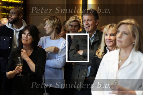 Amsterdam 26 september 2025
Boekpresentatie Simone v d Ende in restaurant Rijks . Chantal Janzen ontvangt het eerste boek .