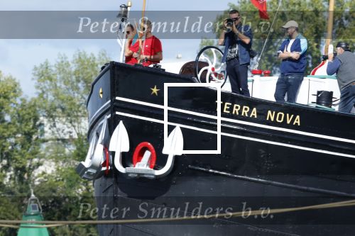 Amsterdam 24 augustus 202
Prins Maurits en Prinses MarilÃ¨ne hebben drie kinderen: Anna (geboren in 2001), Lucas (geboren in 2002), en Felicia (geboren in 2005). Hun volledige achternaam is Van Lippe-Biesterfeld van Vollenhoven . Prins Maurits neemt met zijn gezin de Vlootschouw af tijdens de laatste dag van Sail. Ze varen met de Groene Draeck. Robin Utrecht
