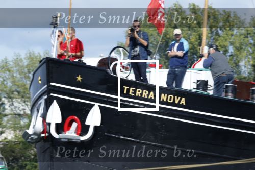 Amsterdam 24 augustus 202
Prins Maurits en Prinses MarilÃ¨ne hebben drie kinderen: Anna (geboren in 2001), Lucas (geboren in 2002), en Felicia (geboren in 2005). Hun volledige achternaam is Van Lippe-Biesterfeld van Vollenhoven . Prins Maurits neemt met zijn gezin de Vlootschouw af tijdens de laatste dag van Sail. Ze varen met de Groene Draeck. Robin Utrecht