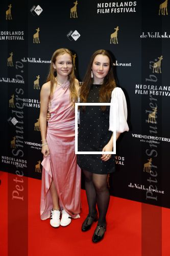 Utrecht 26 september 2025
Premiere voor de meisjes tijdens openingsavond Filmdagen Utrecht 2025 in de stadsschouwburg .  Rosa v Leeuwen en Frederique v Baarsen