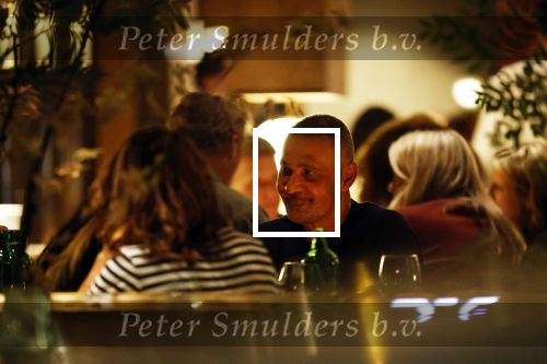 Amsterdam 11 september 2025
Linda de Mol Jeroen Rietbergen Noa Vahle Julian Vahle en zijn vriendin Chelsea Weimar zijn gezellig uitetetn in de nieuwe Hotspot van Amsterdam Restaurant Toet . Ook Ruud Gullit en zijn vriendin Karin de Rooij waren aanwezig .