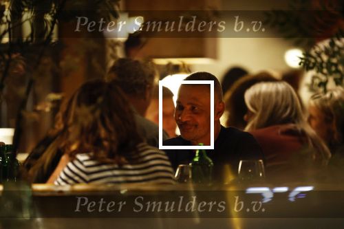 Amsterdam 11 september 2025
Linda de Mol Jeroen Rietbergen Noa Vahle Julian Vahle en zijn vriendin Chelsea Weimar zijn gezellig uitetetn in de nieuwe Hotspot van Amsterdam Restaurant Toet . Ook Ruud Gullit en zijn vriendin Karin de Rooij waren aanwezig .
