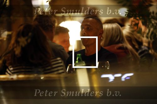 Amsterdam 11 september 2025
Linda de Mol Jeroen Rietbergen Noa Vahle Julian Vahle en zijn vriendin Chelsea Weimar zijn gezellig uitetetn in de nieuwe Hotspot van Amsterdam Restaurant Toet . Ook Ruud Gullit en zijn vriendin Karin de Rooij waren aanwezig .