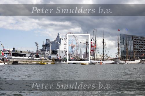 Amsterdam 24 augustus 202
Prins Maurits en Prinses MarilÃ¨ne hebben drie kinderen: Anna (geboren in 2001), Lucas (geboren in 2002), en Felicia (geboren in 2005). Hun volledige achternaam is Van Lippe-Biesterfeld van Vollenhoven . Prins Maurits neemt met zijn gezin de Vlootschouw af tijdens de laatste dag van Sail. Ze varen met de Groene Draeck.