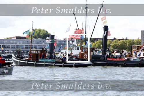 Amsterdam 24 augustus 202
Prins Maurits en Prinses MarilÃ¨ne hebben drie kinderen: Anna (geboren in 2001), Lucas (geboren in 2002), en Felicia (geboren in 2005). Hun volledige achternaam is Van Lippe-Biesterfeld van Vollenhoven . Prins Maurits neemt met zijn gezin de Vlootschouw af tijdens de laatste dag van Sail. Ze varen met de Groene Draeck.