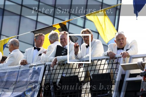 Amsterdam 24 augustus 202
Prins Maurits en Prinses MarilÃ¨ne hebben drie kinderen: Anna (geboren in 2001), Lucas (geboren in 2002), en Felicia (geboren in 2005). Hun volledige achternaam is Van Lippe-Biesterfeld van Vollenhoven . Prins Maurits neemt met zijn gezin de Vlootschouw af tijdens de laatste dag van Sail. Ze varen met de Groene Draeck.