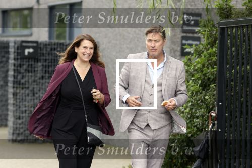 Rotterdam 20 september 2025
Crematie Gerard Cox bij crematorium de Hoeksche Waard. Sander de Kramer met partner